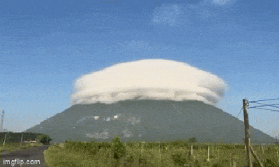 Tin thời sự mới nóng nhất 25/11: Mây thấu kính lạ mắt vây quanh đỉnh núi Bà Đen