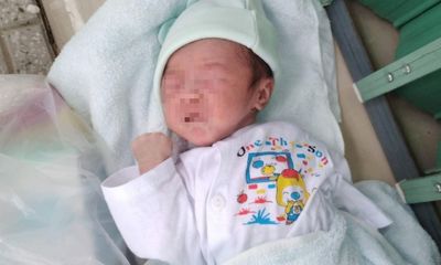 Bé gái sơ sinh bị bỏ rơi tại sân bóng ở Tây Ninh 