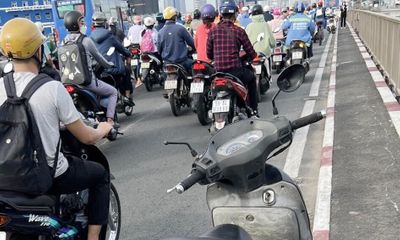 Người đàn ông bỏ lại xe máy, nhảy sông Sài Gòn mất tích