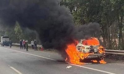 Tin trong nước - Ô tô đang chạy bất ngờ bốc cháy trơ khung, tài xế may mắn thoát nạn