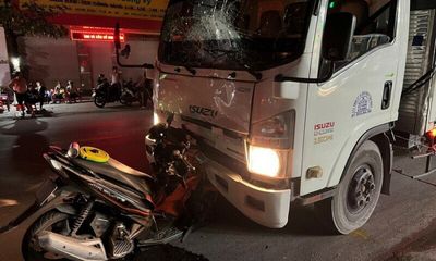 Sau cú tông trực diện, xe máy dính chặt vào đầu xe tải khiến 2 người thương vong