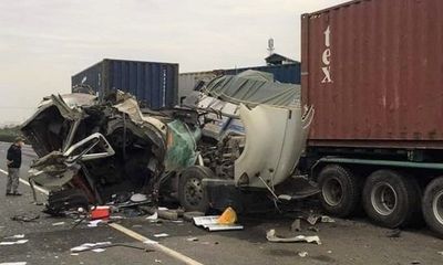 Hiện trường vụ tai nạn liên hoàn giữa 4 xe container và xe tải, khiến 3 người thương vong