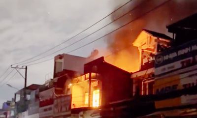 TP.HCM: Sau tiếng nổ lớn, ngôi nhà 3 tầng cháy ngùn ngụt 