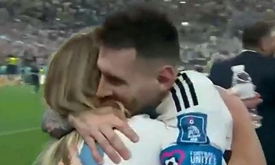 Messi ôm chặt người phụ nữ này, trước cả vợ con sau trận chung kết