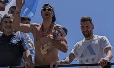 Thủ môn Argentina ôm búp bê chế nhạo Mbappe, phản ứng của Messi gây chú ý