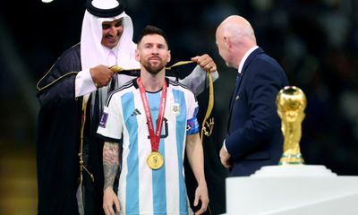 Messi được trả 1 triệu USD cho áo choàng mặc trong lễ đăng quang World Cup 2022