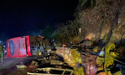 Xe khách đâm vách núi, lật đè 3 xe máy khiến 2 người chết, 19 người bị thương