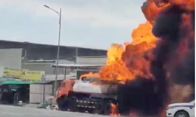 TP.HCM: Hiện trường vụ xe bồn chở xăng bốc cháy, lan sang nhà dân 