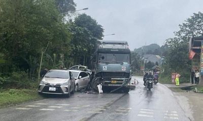 Hiện trường vụ 3 xe con đi đám hiếu bị xe tải ben đâm nát ở Hà Giang 