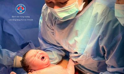 Sản phụ sinh bé trai nặng gần 5,8kg, bác sĩ tiết lộ về ca đỡ đẻ khó quên