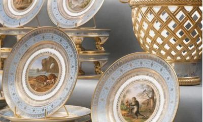 Cận cảnh bộ bát đĩa tráng miệng dát vàng được đem đi đấu giá của Nữ Hoàng Elizabeth II