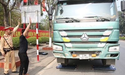 Tin thời sự mới nóng nhất 23/3: Hà Nội xử phạt xe quá tải, tài xế gọi điện báo cho nhau 