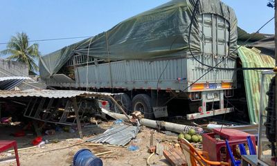 Hiện trường vụ xe tải lao vào quán cà phê, tông sập nhà dân khiến nhiều người bị thương 