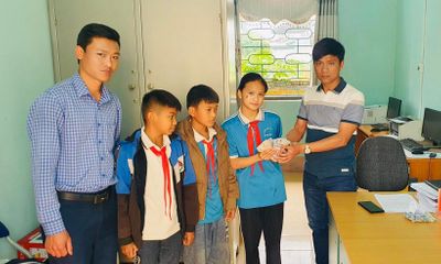 Tin thời sự mới nóng nhất 28/3: Ba học sinh ở Điện Biên nhặt được ví tiền tìm người đánh rơi