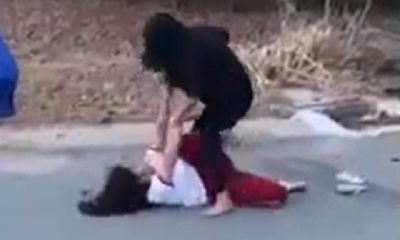 Bình Dương: Xuất hiện clip nghi nữ sinh đánh nhau ở bãi đất trống
