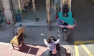 Video: Bé gái 2 tuổi vô tình vặn trúng tay ga, đâm xe máy vào cửa kính 