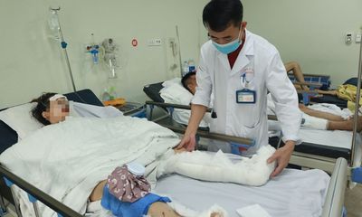 Vụ ô tô tông liên hoàn 17 xe máy ở Hà Nội: Mẹ con bé gái 3 tuổi bị thương nặng, hiện ra sao?