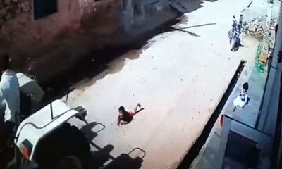 Video: Bé gái thoát chết khó tin dưới gầm máy kéo 