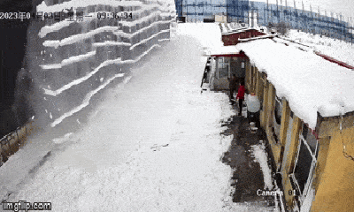 Video: Băng tuyết rơi ầm ầm từ mái nhà, hai người may mắn thoát chết
