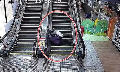 Video-Hot - Video: Thót tim cảnh hai bà cháu ngã khi đi thang cuốn ở trung tâm thương mại