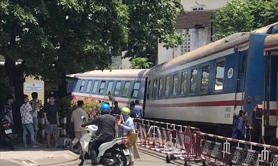 Tàu SE1 chở hàng trăm hành khách bị trật bánh ở Huế, đường sắt Bắc Nam gián đoạn