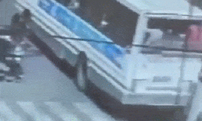 Video-Hot - Video: Xe buýt đi qua gờ giảm tốc, hành khách bất ngờ rơi xuống đường 