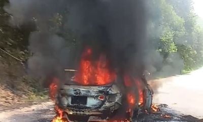 Nghệ An: Ô tô bốc cháy, 5 người trong gia đình thoát thân an toàn