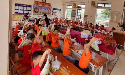 Thầy cô hái 1.000 quả xoài tặng học sinh vào ngày bế giảng