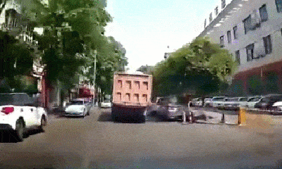 Video: Kinh hoàng trước cảnh xe tải bị hố tử thần 