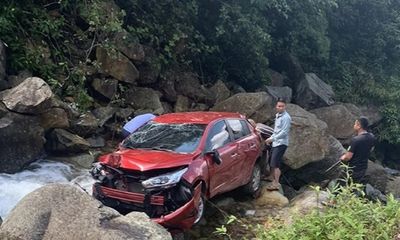 Nữ tài xế điều khiển xe ô tô lao xuống khe suối ở Lai Châu 