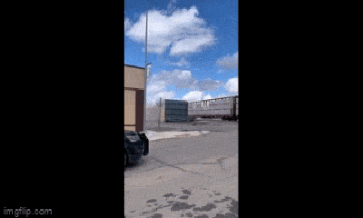 Video: Hoảng hồn trước cảnh container bị tàu húc bay như phim hành động