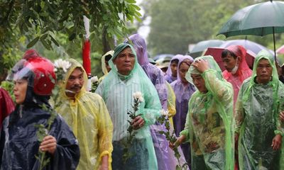 Hàng trăm người dân đội mưa đón linh cữu liệt sĩ Lê Ánh Sáng về với đất mẹ 