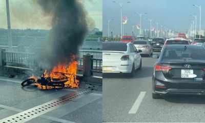 Đang lưu thông trên cầu Vĩnh Tuy, xe máy bốc cháy dữ dội