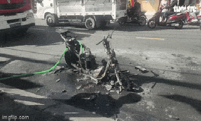Hiện trường vụ xe máy điện bốc cháy ngùn ngụt trên đường ở TP.HCM