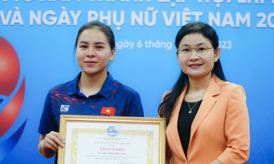 Trao bằng khen cho Trịnh Thu Vinh - nữ xạ thủ giành quyền tham dự Olympic 2024 