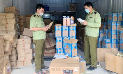 Hà Nội: Thu giữ hàng tấn nguyên liệu trà sữa ghi tên thương hiệu nổi tiếng, chưa rõ nguồn gốc
