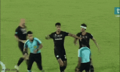 Video: Thua trận, cầu thủ cay cú đuổi đánh trọng tài ngay trên sân