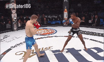 Video: Võ sĩ MMA hạ gục đối thủ chỉ trong vỏn vẹn 1 giây sau đòn lên gối 