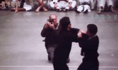 Video: Bị bịt mắt, Lý Tiểu Long vẫn ra đòn cực mạnh, đánh ngã đối thủ