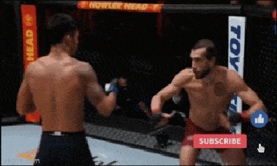 Video: Võ sĩ MMA xoay 180 độ, tung cú đá cầu vồng hạ knock- out đối thủ
