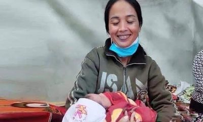 Hà Tĩnh: Bé gái sơ sinh 10 ngày tuổi bị bỏ rơi bên đường cùng vài bộ quần áo cũ