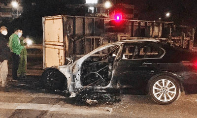 Hà Nội: Siêu xe BMW bốc cháy sau va chạm với xe tải