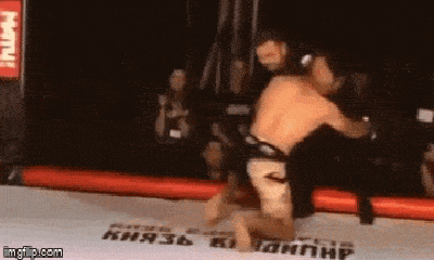 Video: Dính đòn đau của đối thủ, võ sĩ 