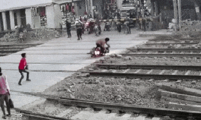 Video: Cố vượt đường ray, nam thanh niên thoát chết ngoạn mục trước đầu tàu hỏa