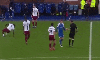 Video: Cầu thủ nhận tấm thẻ đỏ vì lý do 