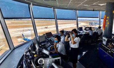 Phi công không liên lạc được với điều hành bay: Nhân viên không lưu quên đeo tai nghe