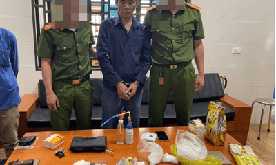 Thủ súng, cõng ma túy từ Lào về Nghệ An