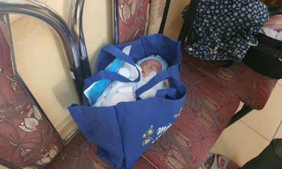 Hà Nội: Bé trai 1 ngày tuổi bị bỏ rơi trong túi xách cùng mảnh giấy