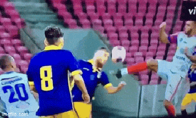 Video: Cầu thủ bật người cực cao, tung cú đá kungfu vào mặt hậu vệ đối phương