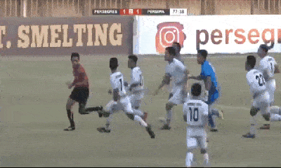 Video: Bị thổi phạt penalty, cầu thủ đuổi đánh trọng tài như phim hành động